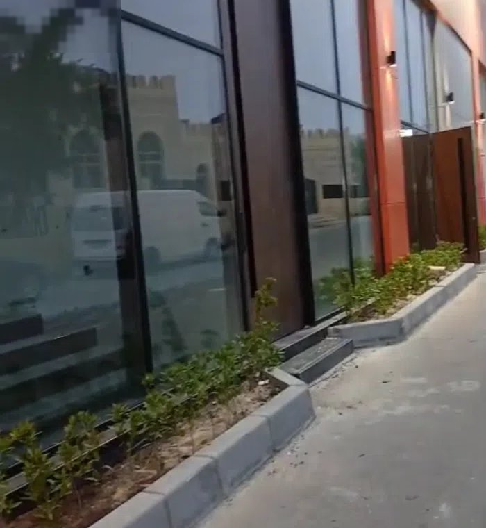 للايجار معرض ومكتب في الري