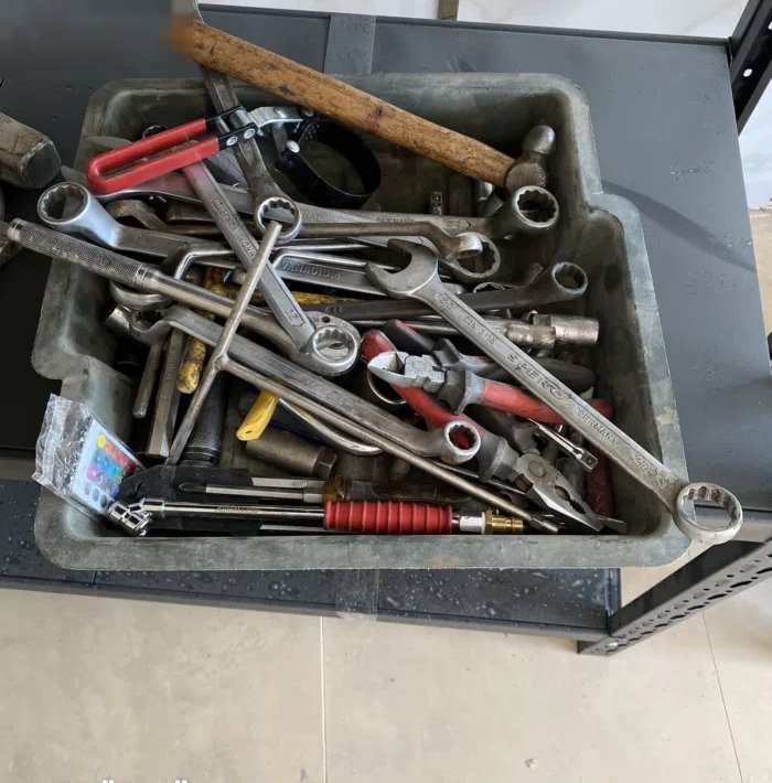 للبيع بنشر وكهرباء سيارات For sale garage in Fahaheel area