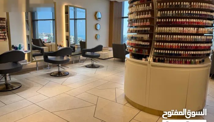للبيع صالون نسائي مع المعدات والستوك كامل  مطل على البحر  سبب البيع عدم التفرغ
