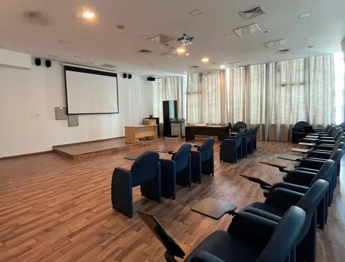 دور تجاري للإيجار في الشرق