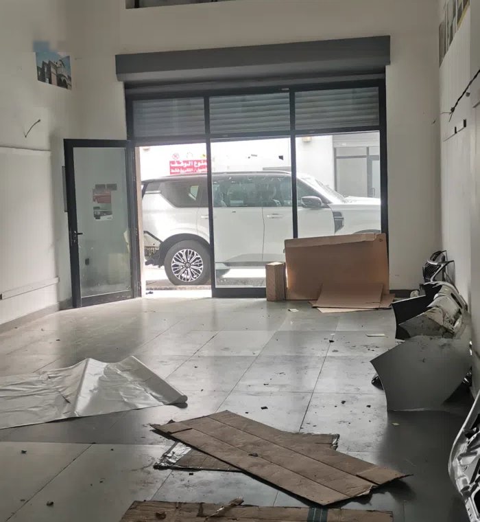 للايجار بالشويخ بمول تجاري قريب من ابيات محل 67 متر ارضي و 35 سندرة يصلح معرض