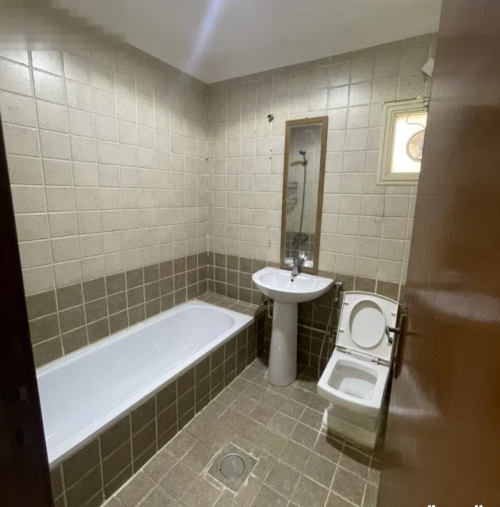 للإيجار – دور تجاري كامل في السالمية