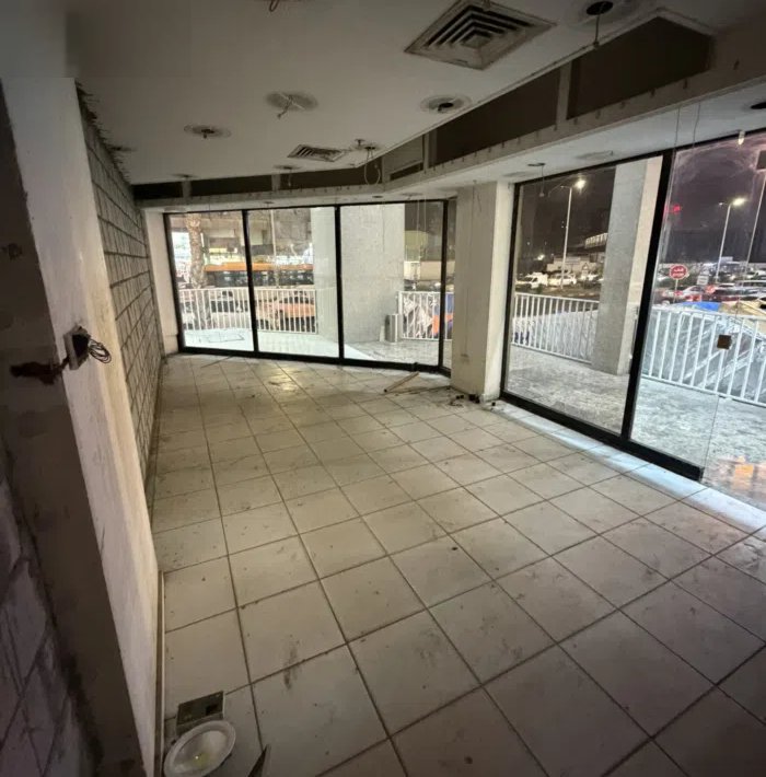 محل للإجار زاوية الدور الارضي في مركز الدويخ التجاري الفروانيه شارع حبيب المناور