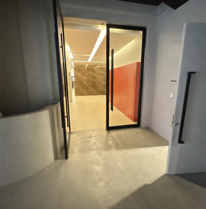 للإيجار مساحة تجارية 100 م بالدور الأول ببرج راقٍ  Commercial Space 100 sqm For Rent