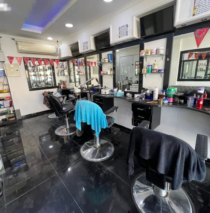 صالون حلاقه رجالي بالفروانيه  للبيع او الضمان