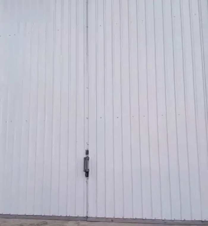 مخازن فى امغرة والضجيج وغرب عبدالله مبارك وكبد  واشبيليا واراضى فضاء فى ميناء عبدالله