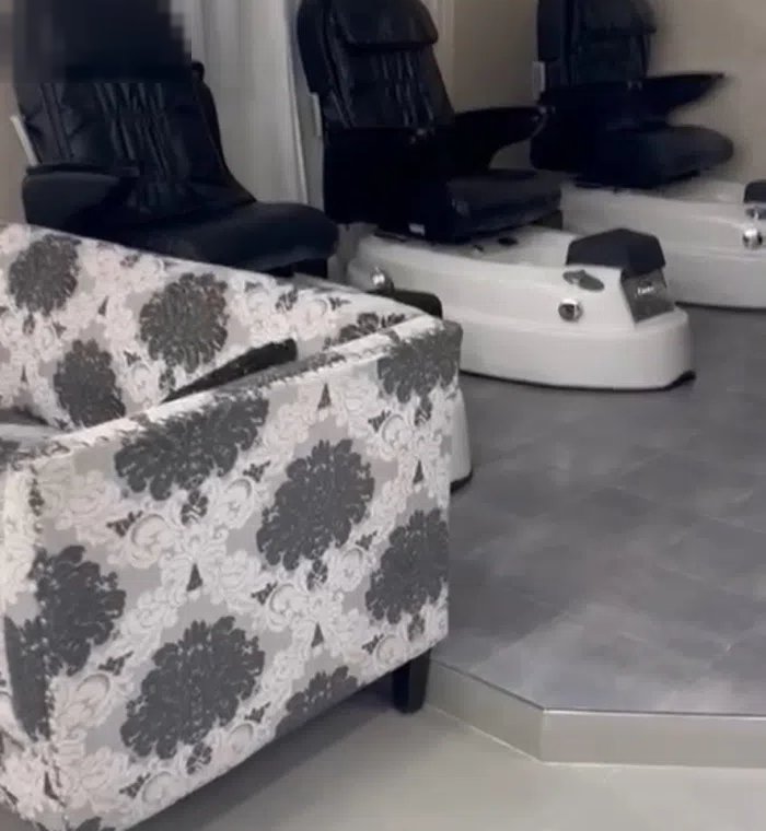 صالون نسائي مجهز بالكامل للبيع