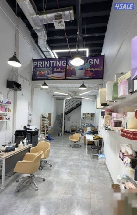 Shop with a facade, area of 60 sqm + mezzanine of 30 sqm, air-conditioned, finished.