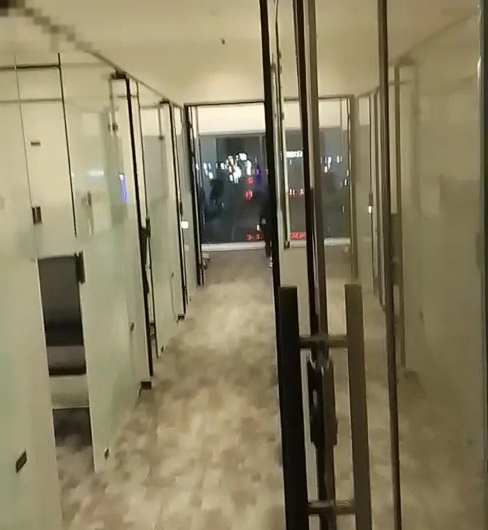 فرصة شراء مكتب نظيف جدا متشطب و مقسم و مجهز  بالكامل مساحة. 90 متر مربع بإيجار بالسالمية