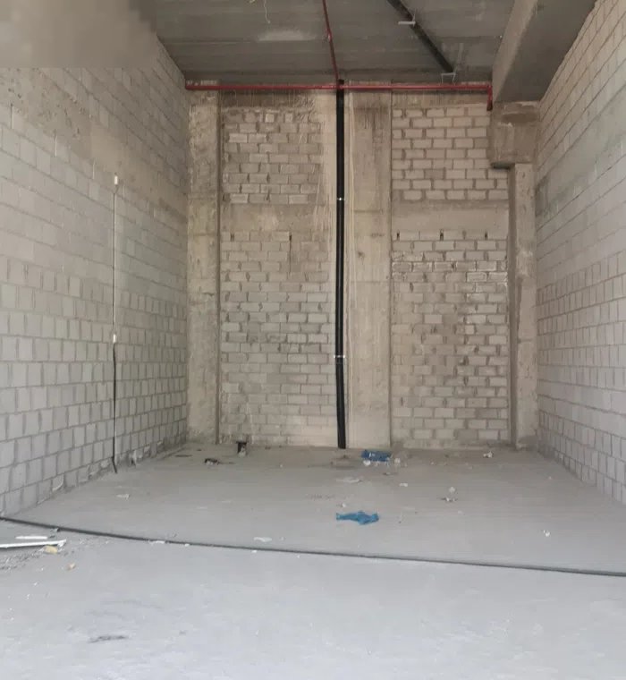 للايجار محلين 100 متر داخلي مساحة المحل 50 متر وبه ترخيص سندرة 25 متر لكل محل