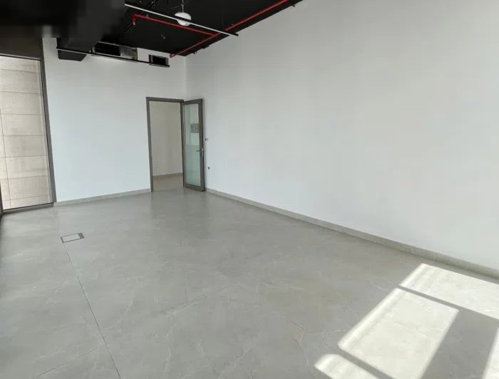 دور كامل تجاري للإيجار في الشرق