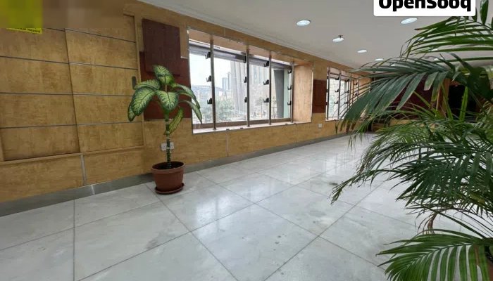 محل للإيجار الموقع : شرق مساحة : 32m أرضي + 300m ميزانين موقع مميز على ناصيتين مع ساحة باركن الإيجار