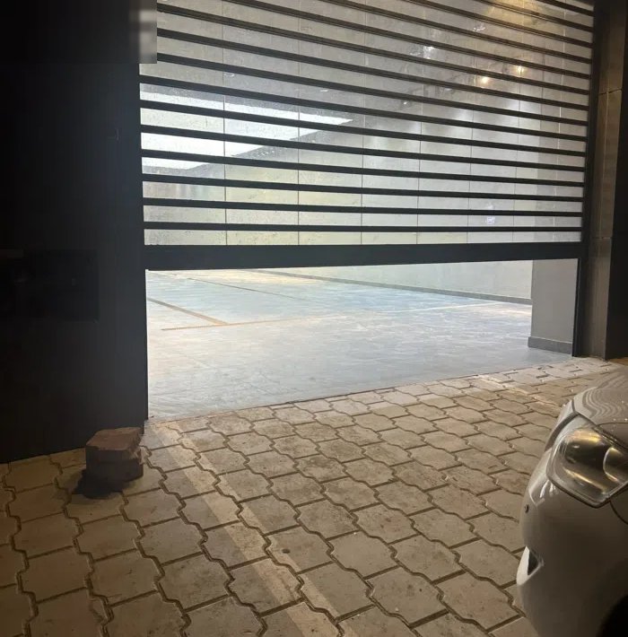 للبيع محل( معرض ) كبير 2