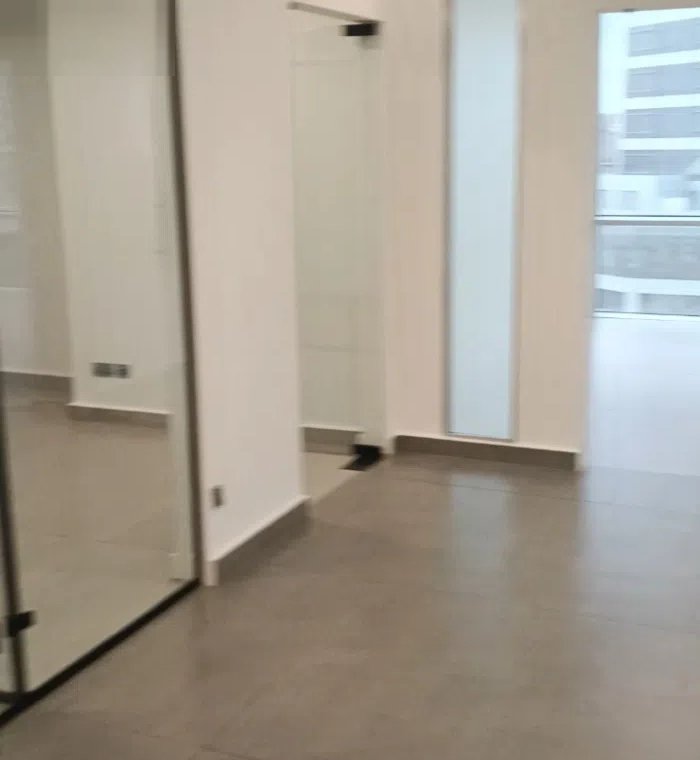 للإيجار  مكتب  إداري  في برج حديث بأرقى مناطق الكويت شرق