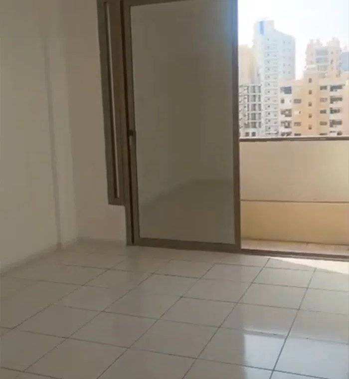 للإيجار بحولي مكتب بموقع مميز مساحة 70 متر  صالة وغرفتين وحمامين ومطبخ تكييف مركزي تشطيب سوبر لوكس