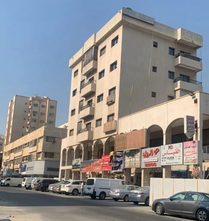 للايجار مكاتب ومحلات تجارية في مجمع تجاري في حولي شارع تونس