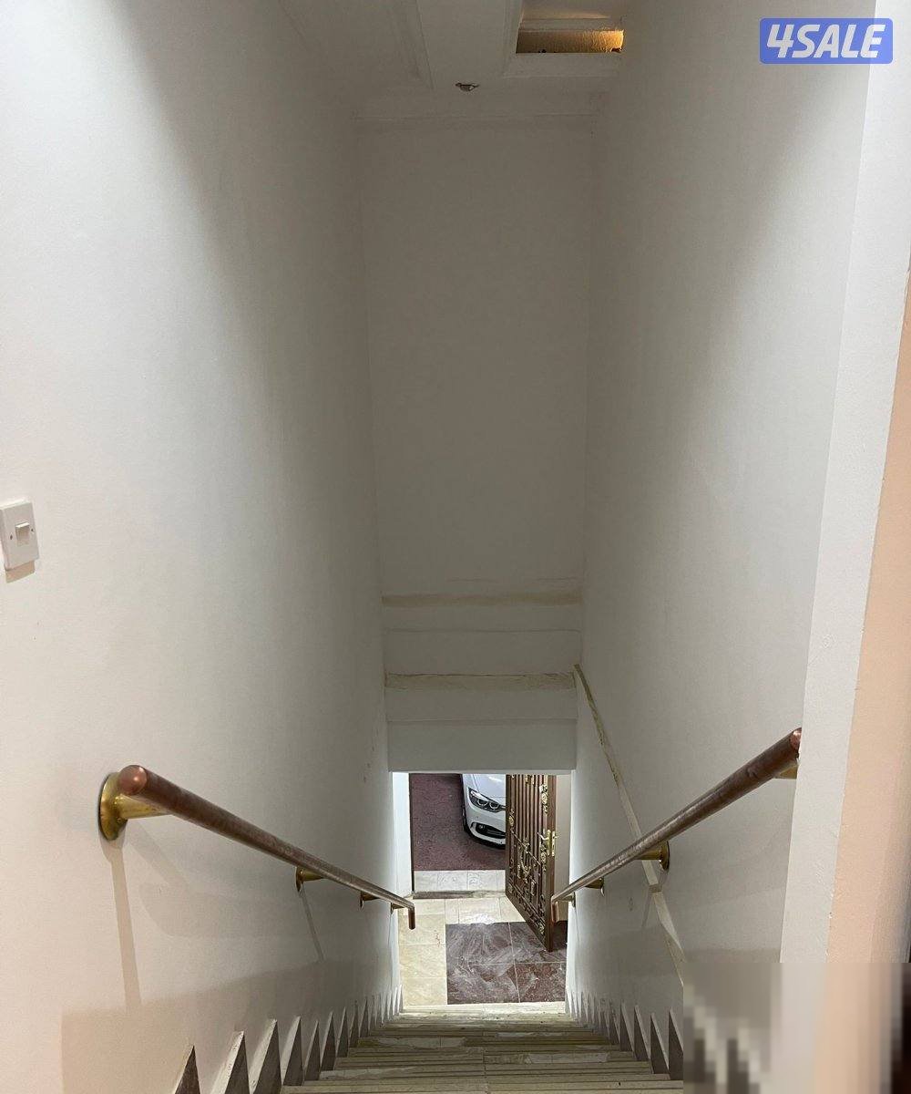 The houses zero / 5 rooms of them room Diwaniya separate /2 bathroom /and kitchen /and hall/