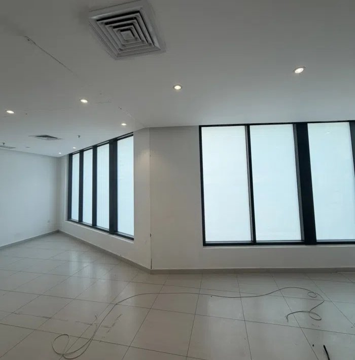 للايجار مكتب 90 متر  عليه رقم إلى ويمكن اضافة رقم آخر فى شرق