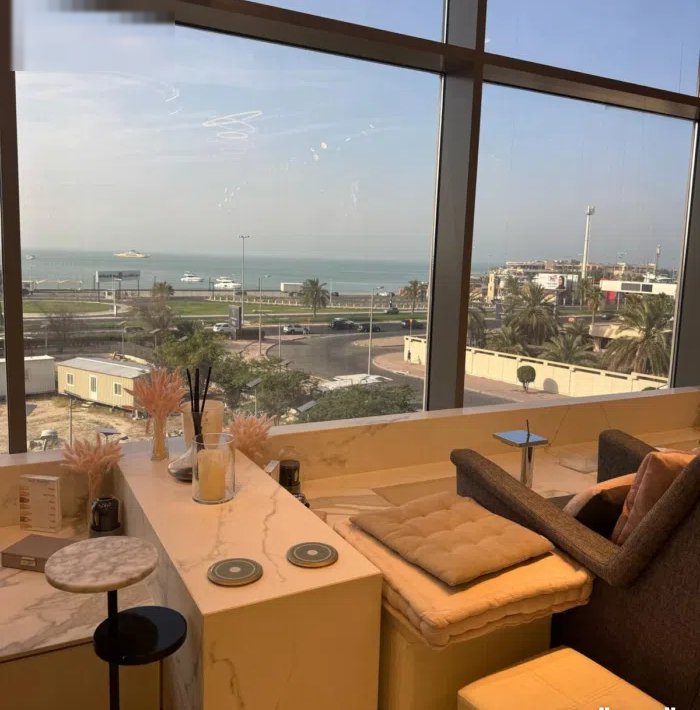 للبيع صالون نسائي مع المعدات والستوك كامل  مطل على البحر  سبب البيع عدم التفرغ