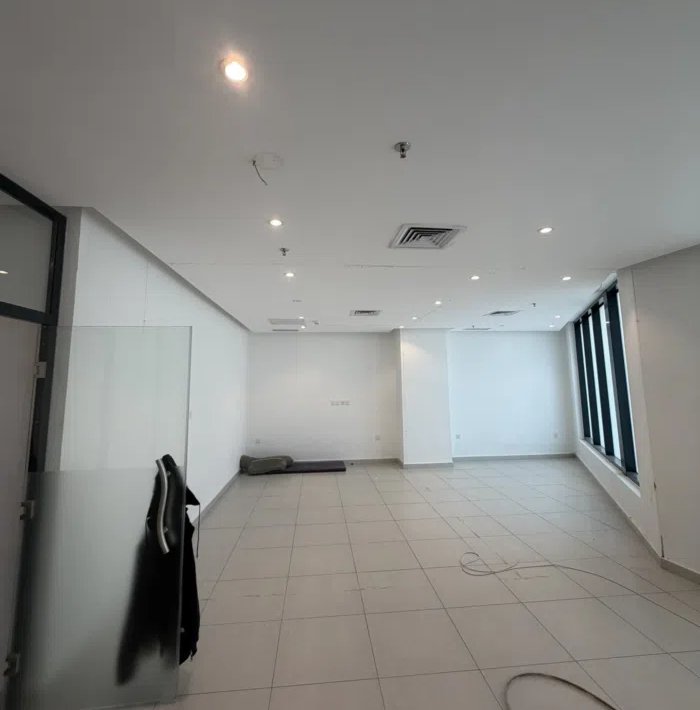 للايجار مكتب 90 متر  عليه رقم إلى ويمكن اضافة رقم آخر فى شرق