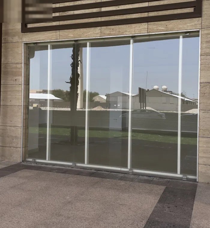 محل للايجار على طريق 80 مباشرة بطن وظهر على الشارع في ارقى مجمعات الشويخ من المالك بدون خلو او عمولة