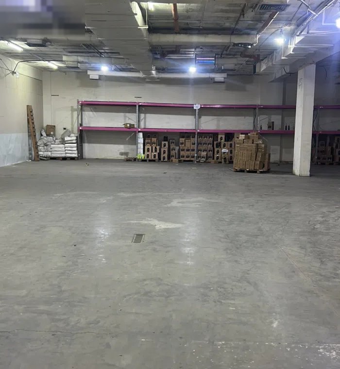 للايجار هنجر 800 متر في الشويخ الصناعية