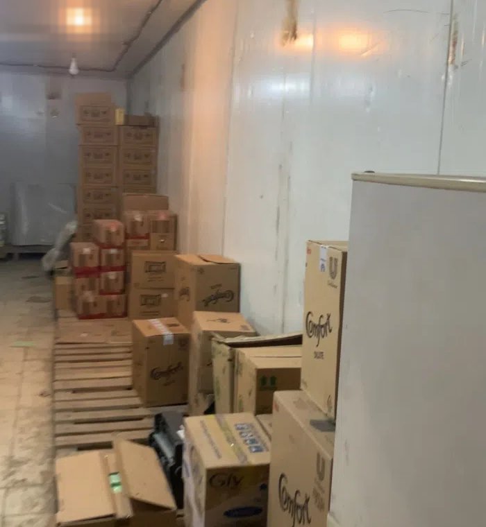 مبرد للإيجار مساحه 200 متر بجوار كل الخدمات بالشويخ شارع المواشي بجوار دوار الفحم