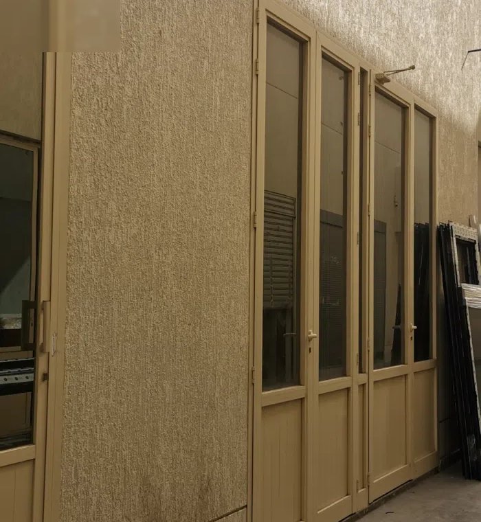 للايجار محلين 100 متر داخلي مساحة المحل 50 متر وبه ترخيص سندرة 25 متر لكل محل