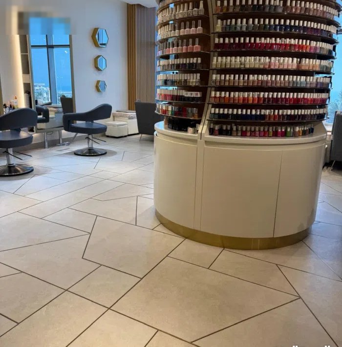 للبيع صالون نسائي مع المعدات والستوك كامل  مطل على البحر  سبب البيع عدم التفرغ