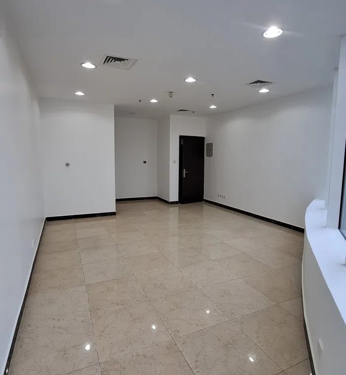 مكـاتب للايجار مع حمام داخلي ومطبخ مع فترة سمـــــــــــاح 3 شهـــــــــــــور مجــانــــــــــــي