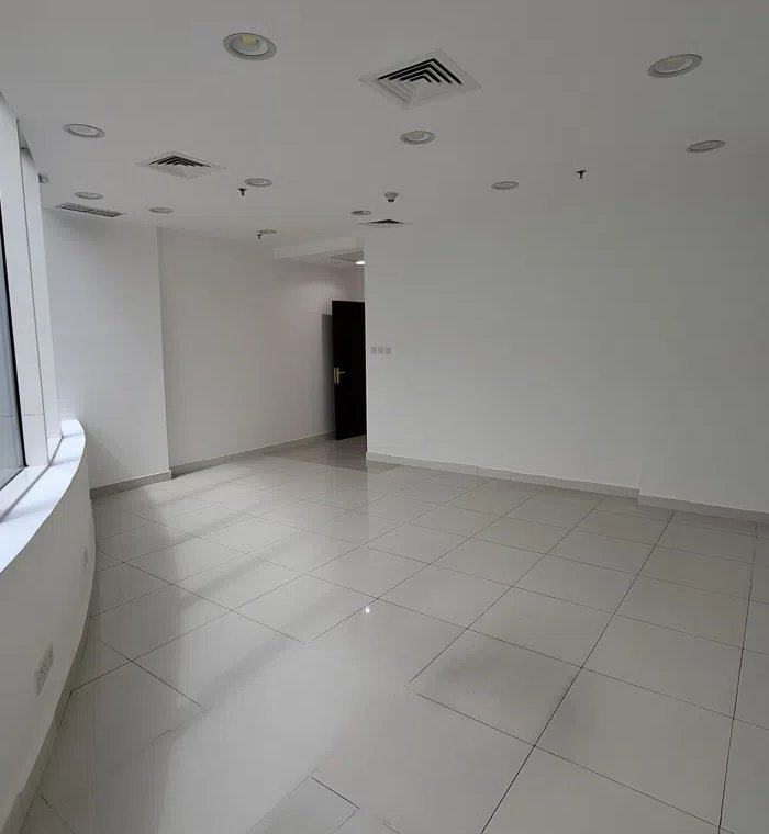 مكـاتب للايجار مع حمام داخلي ومطبخ مع فترة سمـــــــــــاح 3 شهـــــــــــــور مجــانــــــــــــي