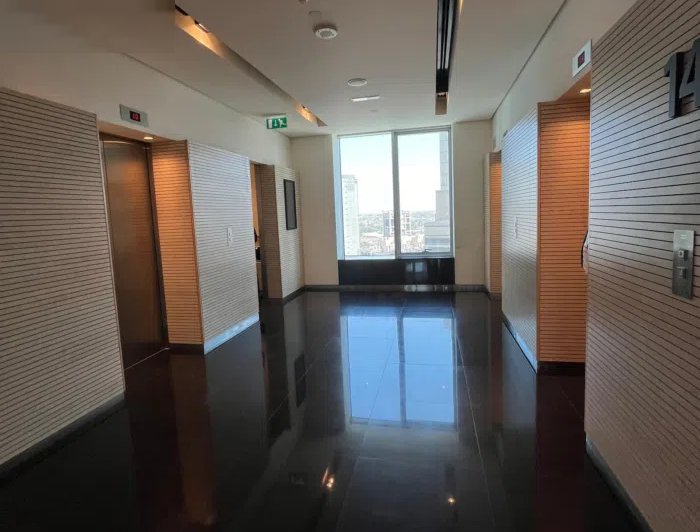 نصف دور تجاري للإيجار في شرق قطعة 7