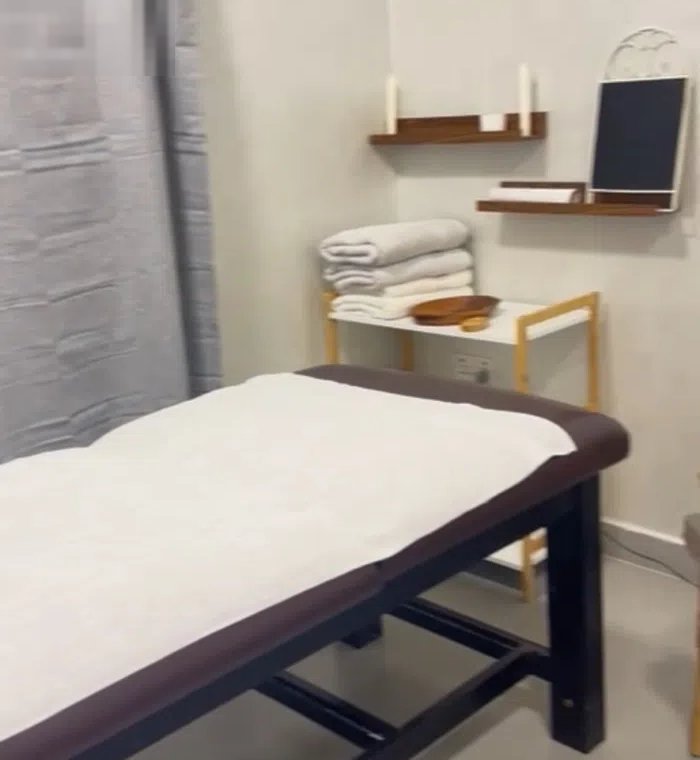 صالون نسائي مجهز بالكامل للبيع