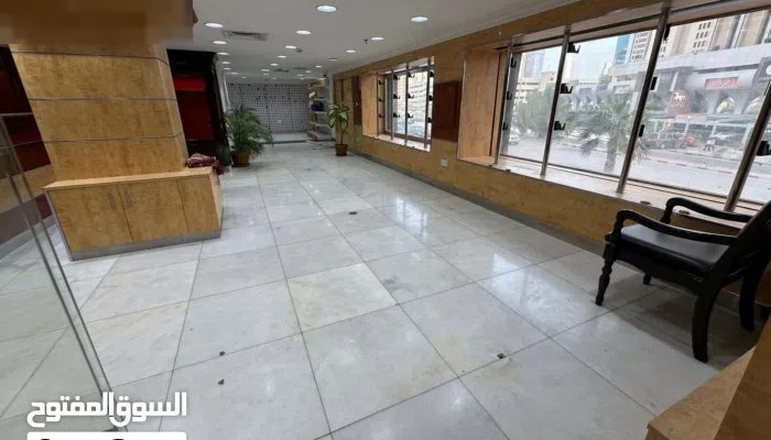 محل للإيجار الموقع : شرق مساحة : 32m أرضي + 300m ميزانين موقع مميز على ناصيتين مع ساحة باركن الإيجار