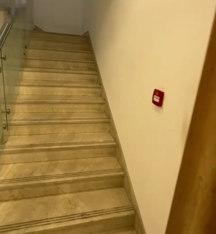 للإيجار محل في حولي تجاري يتكون من دورين كل دور 150 متر المساحة كامل المحل 300 الايجار 3700 دينار مو