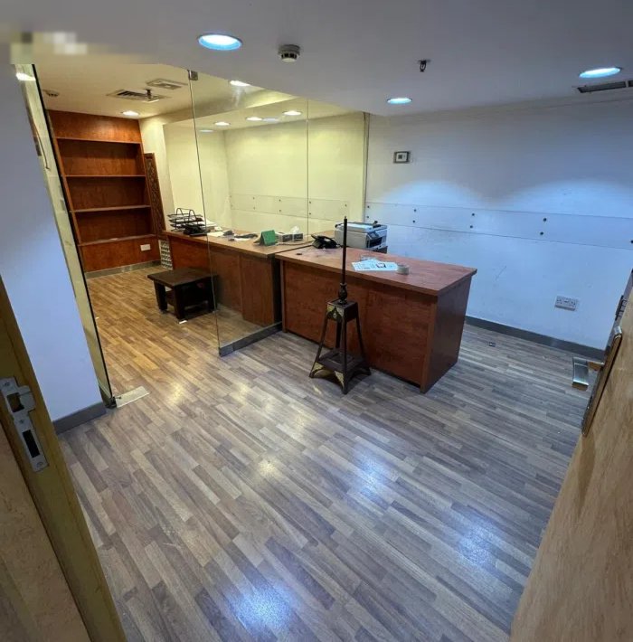 محل للإيجار الموقع : شرق مساحة : 32m أرضي + 300m ميزانين موقع مميز على ناصيتين مع ساحة باركن الإيجار