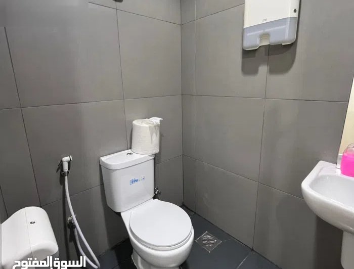 دور تجاري للإيجار في الشرق