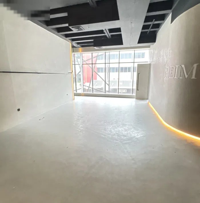 للإيجار مساحة تجارية 100 م بالدور الأول ببرج راقٍ  Commercial Space 100 sqm For Rent