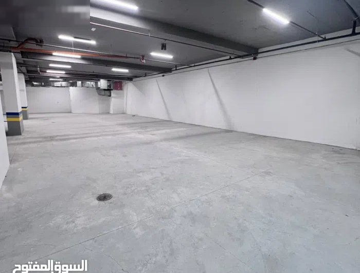 دور كامل تجاري للإيجار في شرق قطعة 7