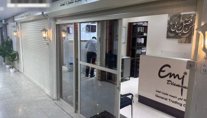 مكتبين ملحقين ببعض للبيع والتنازل بسوق المباركية