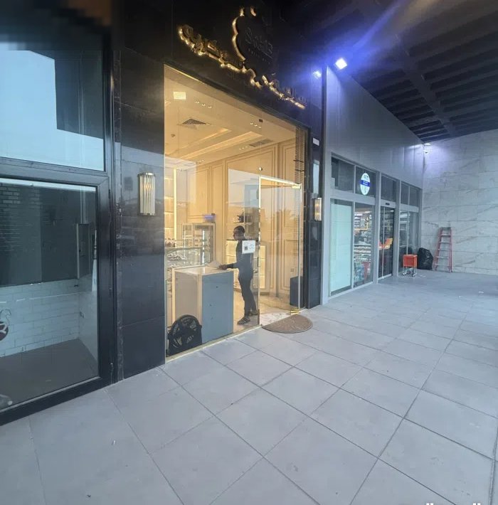 محل لي الايجار موقع مميز علي طريق ساحلي المهبوله