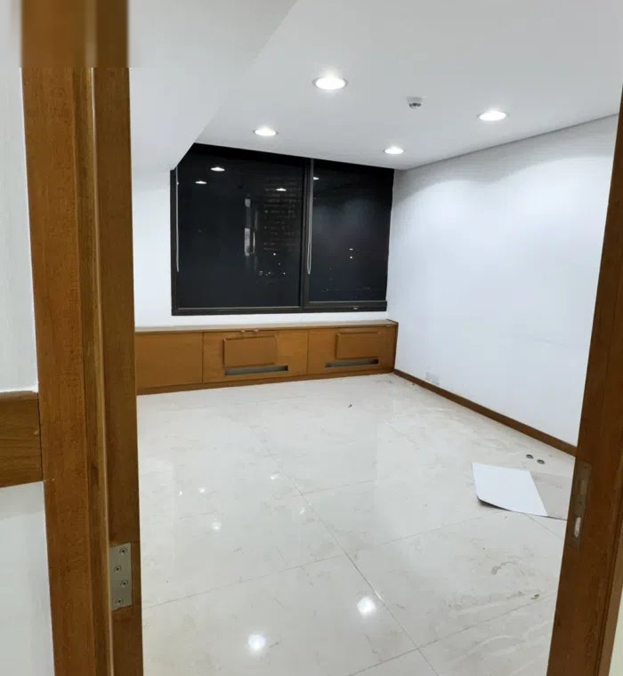 مكتب اداري للايجار مقابل البورصه