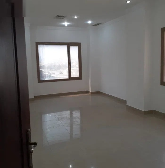 للإيجار مكتب ومحل في حولي شارع بن خلدون مقابل مجمع القاهرة