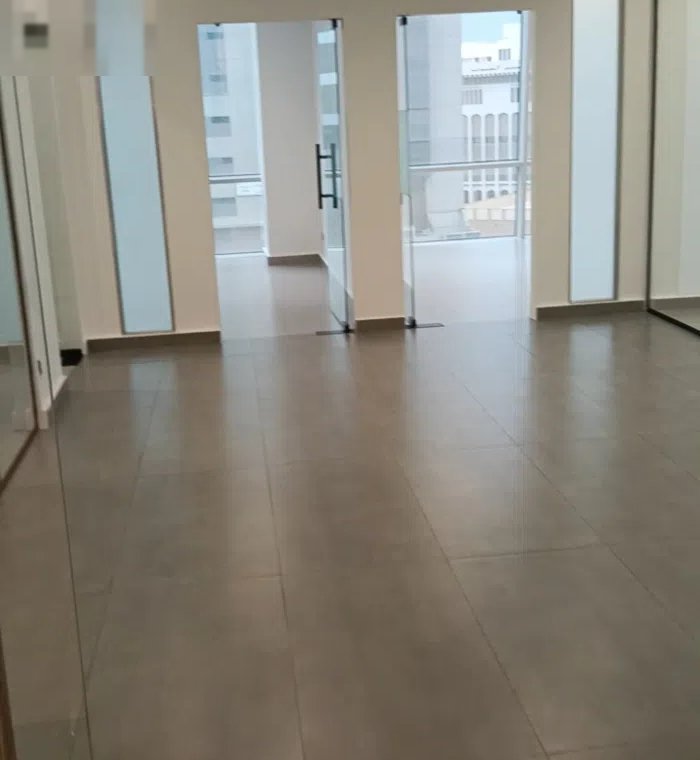 للإيجار  مكتب  إداري  في برج حديث بأرقى مناطق الكويت شرق