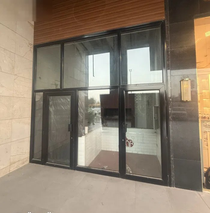 محل لي الايجار موقع مميز علي طريق ساحلي المهبوله