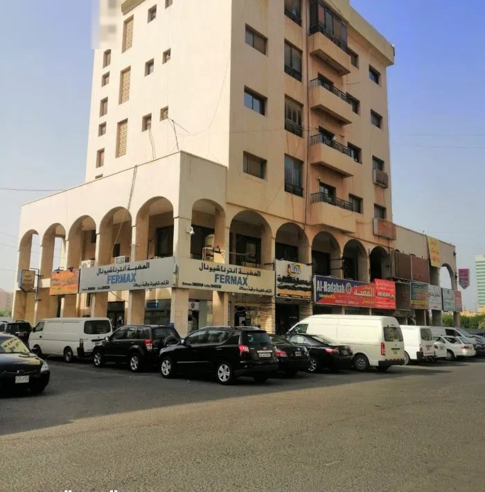 للايجار مكاتب ومحلات تجارية في مجمع تجاري في حولي شارع تونس