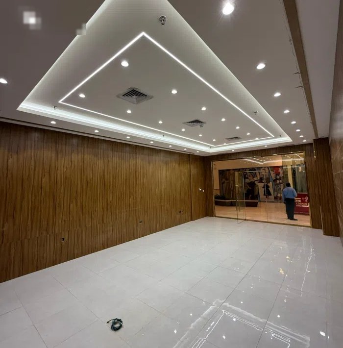 محل للايجار في مجمع راقي وبموقع مميز في الشويخ من المالك مباشرة بدون خلو او عمولة