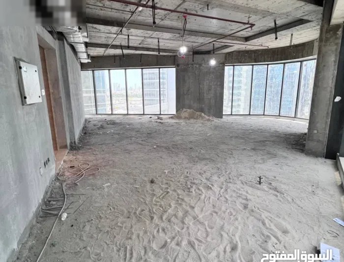 نصف دور تجاري للإيجار في شرق قطعة 7