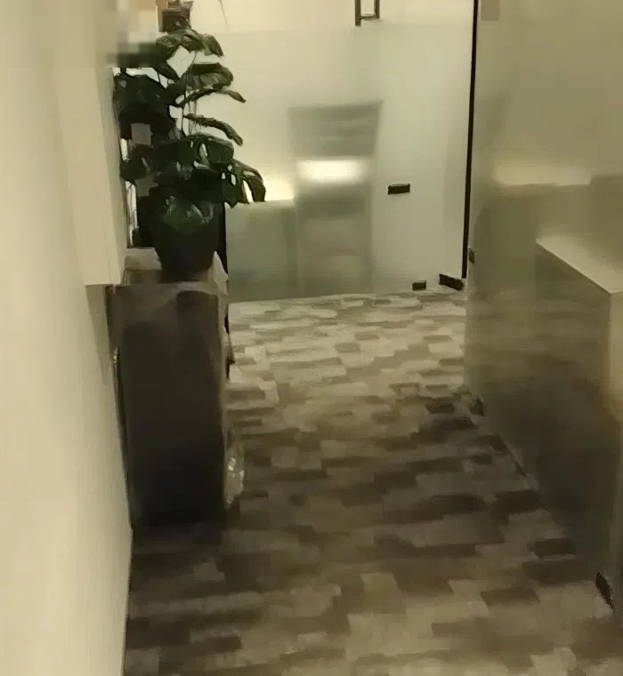 فرصة شراء مكتب نظيف جدا متشطب و مقسم و مجهز  بالكامل مساحة. 90 متر مربع بإيجار بالسالمية