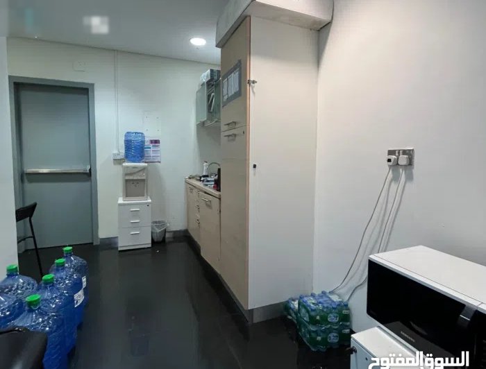 نصف دور تجاري للإيجار في شرق قطعة 7